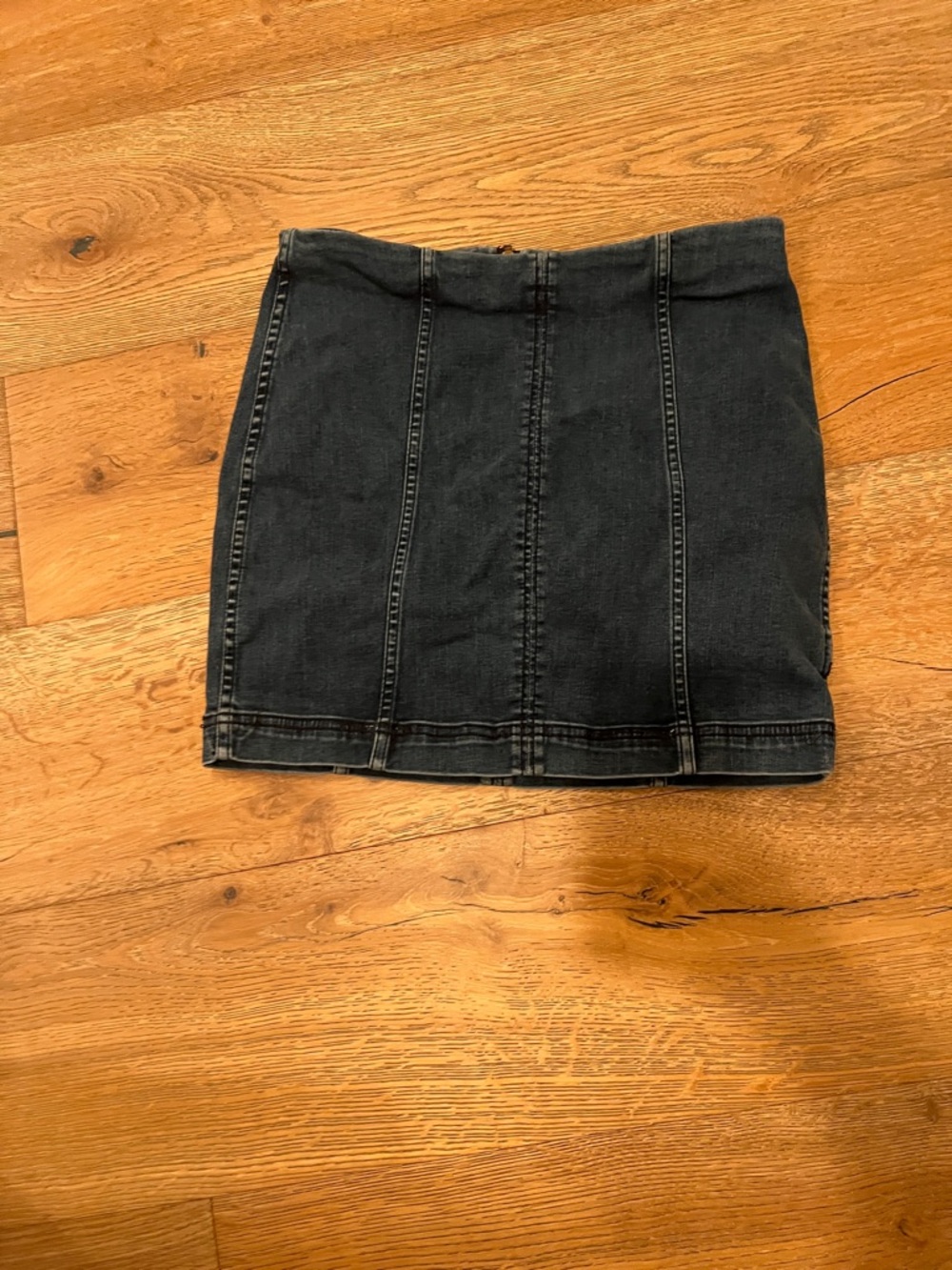 Free People Denim Mini Skirt with Vertical Seams never worn excellent cond